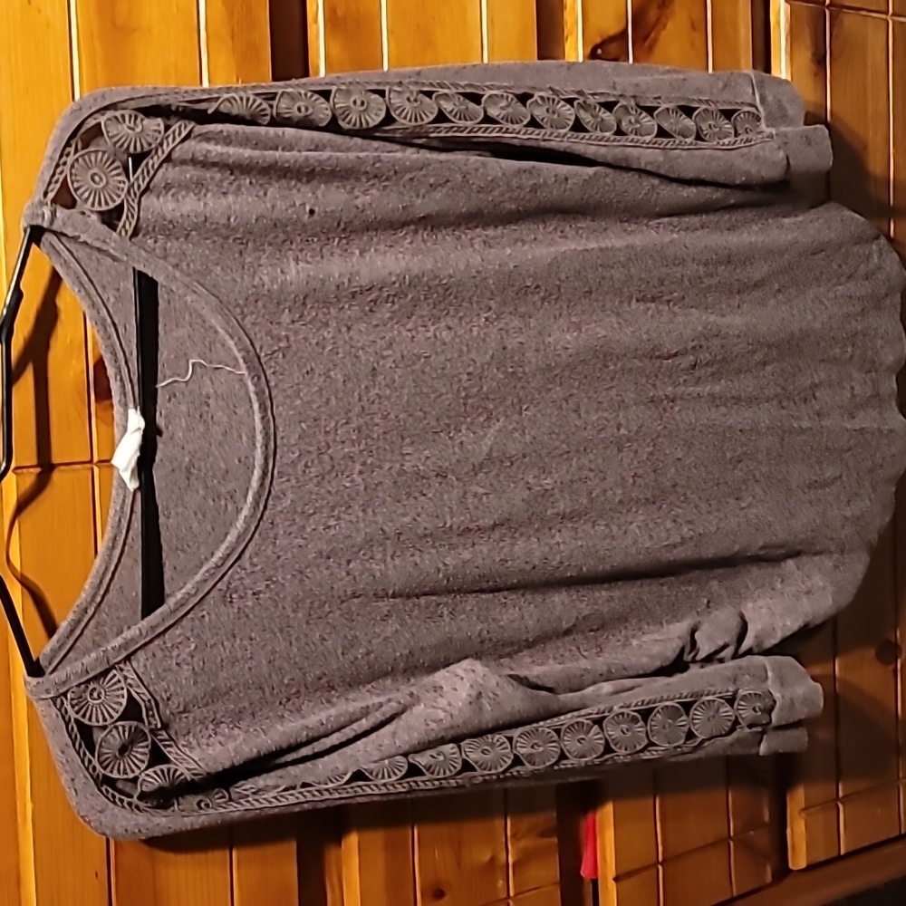 Sweater long sleeve. Decorating on sleeve pretty.